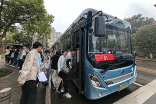 Bard: Hậu vệ Bayern thiếu nhân vật lãnh đạo, cầu thủ thiếu giao tiếp rất khó ngăn cản đối thủ